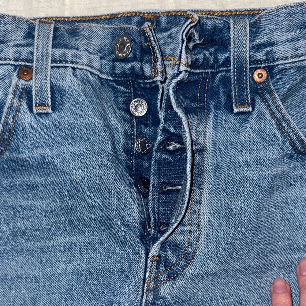 Levi’s 501 Shorts - Picture 3 of 3